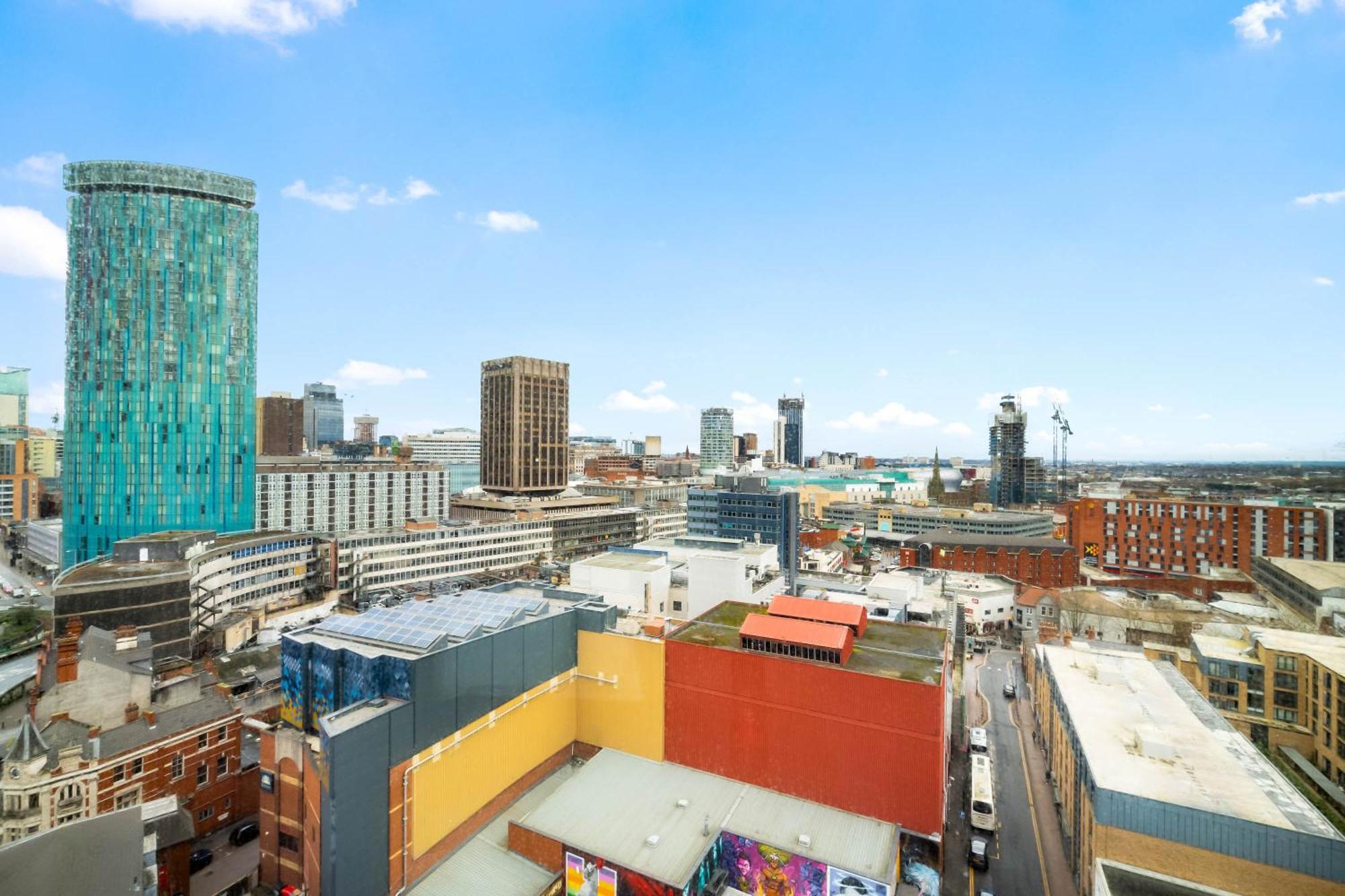 New Build - 1 Bed Centre - Free Onsite Gym & Coffee Machine - Chinatown Area, Located Next To O2 Academy, Bullring & New Street Station - With Smart Tv, Free Netflix & Wifi *
