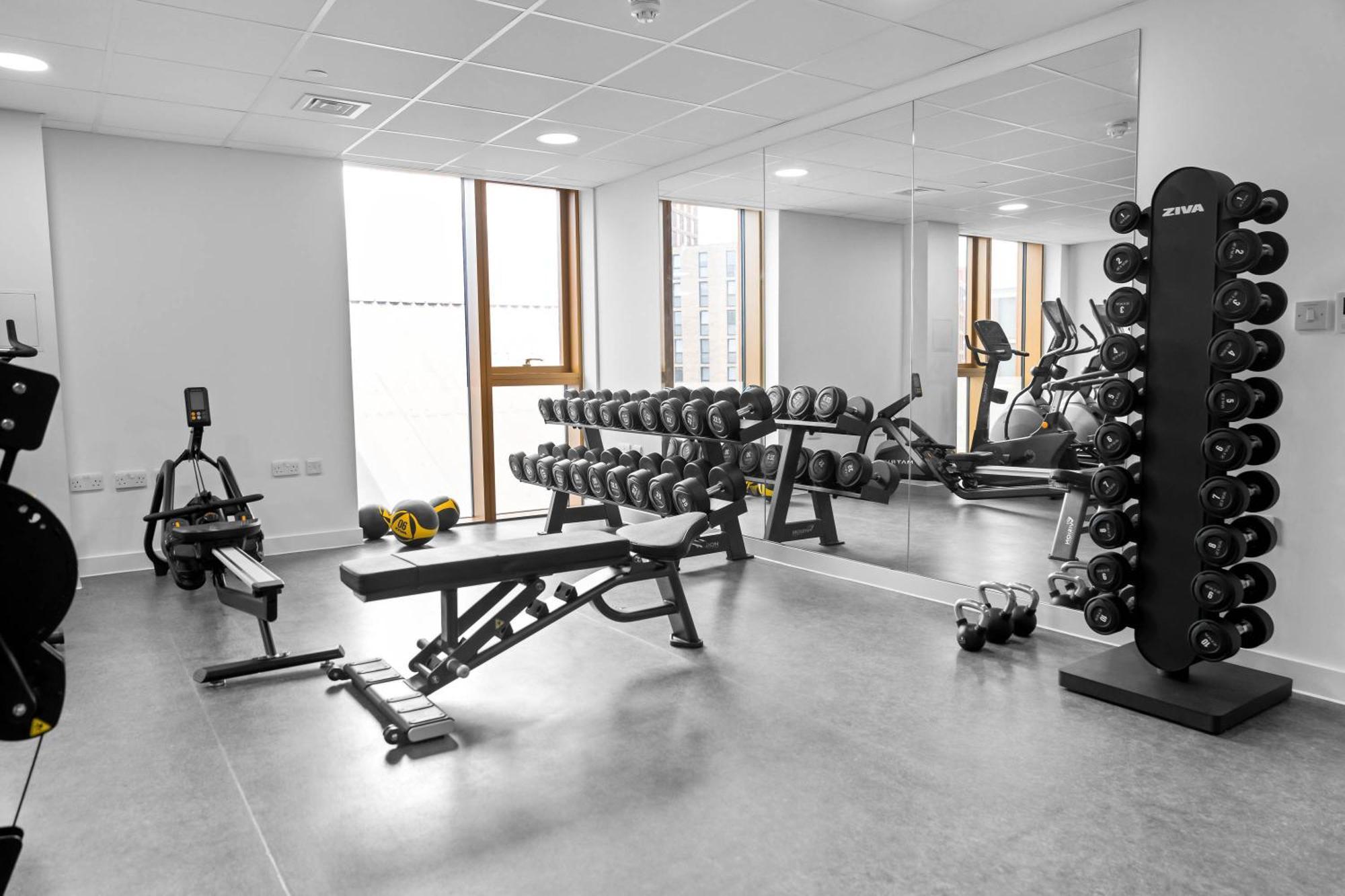 Apartment New Build - 1 Bed Centre - Free Onsite Gym & Coffee Machine - Chinatown Area, Located Next To O2 Academy, Bullring & New Street Station - With Smart Tv, Free Netflix & Wifi