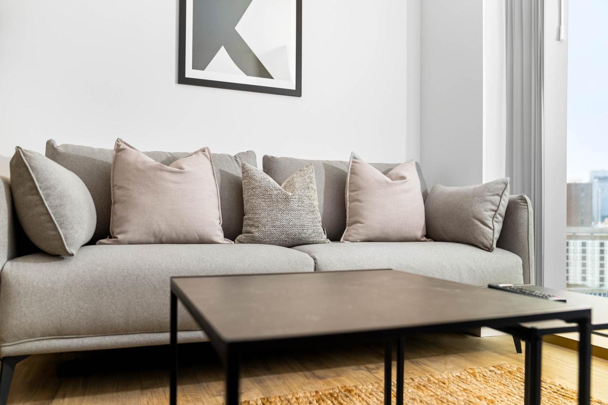 New Build - 1 Bed Centre - Free Onsite Gym & Coffee Machine - Chinatown Area, Located Next To O2 Academy, Bullring & New Street Station - With Smart Tv, Free Netflix & Wifi * Birmingham
