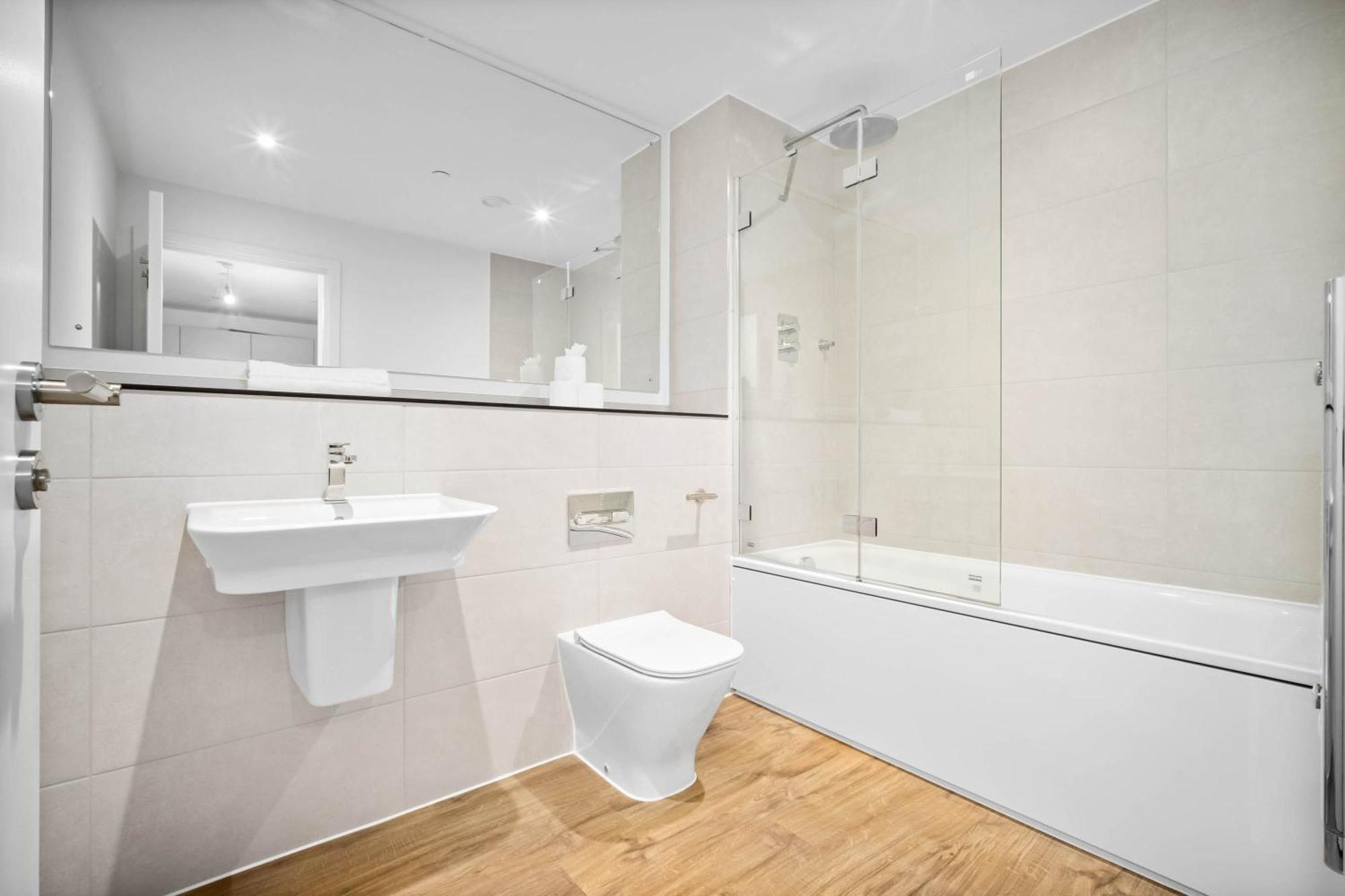 Apartment New Build - 1 Bed Centre - Free Onsite Gym & Coffee Machine - Chinatown Area, Located Next To O2 Academy, Bullring & New Street Station - With Smart Tv, Free Netflix & Wifi *